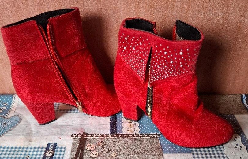 Fel-rode suede enkel laarsjes met nagelbeslag, Lage of Enkellaarzen, Ophalen of Verzenden, Zo goed als nieuw, Rood