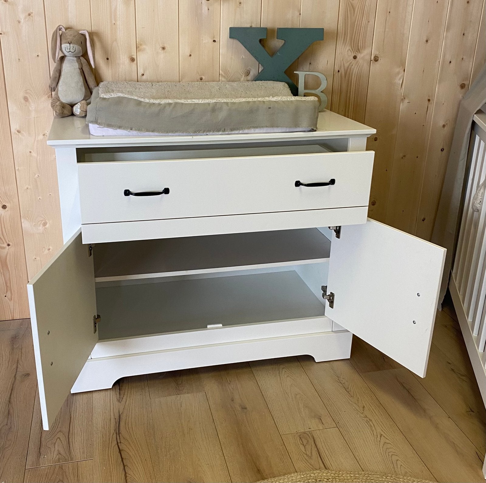Foto 8 van Landelijke, complete babykamer