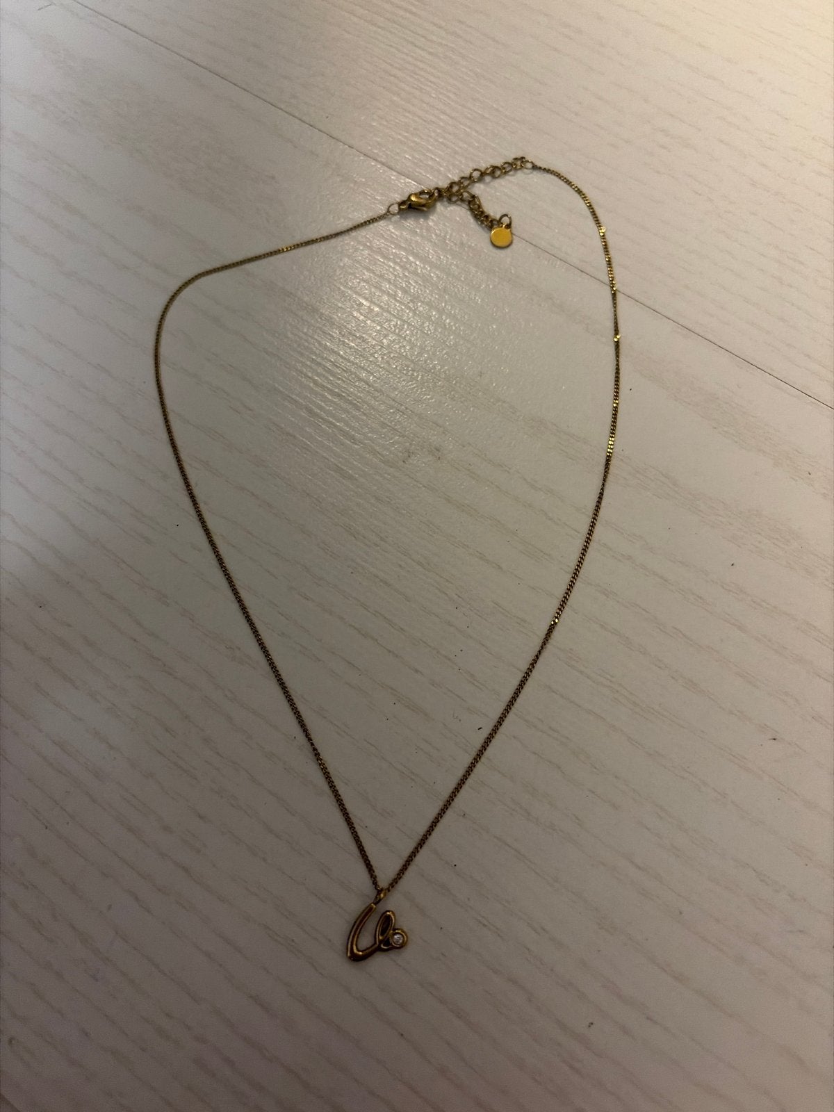 Gouden ketting met letter 'V’ en steentje Myjewellery, Overige materialen, Gebruikt, Verzenden, Met edelsteen