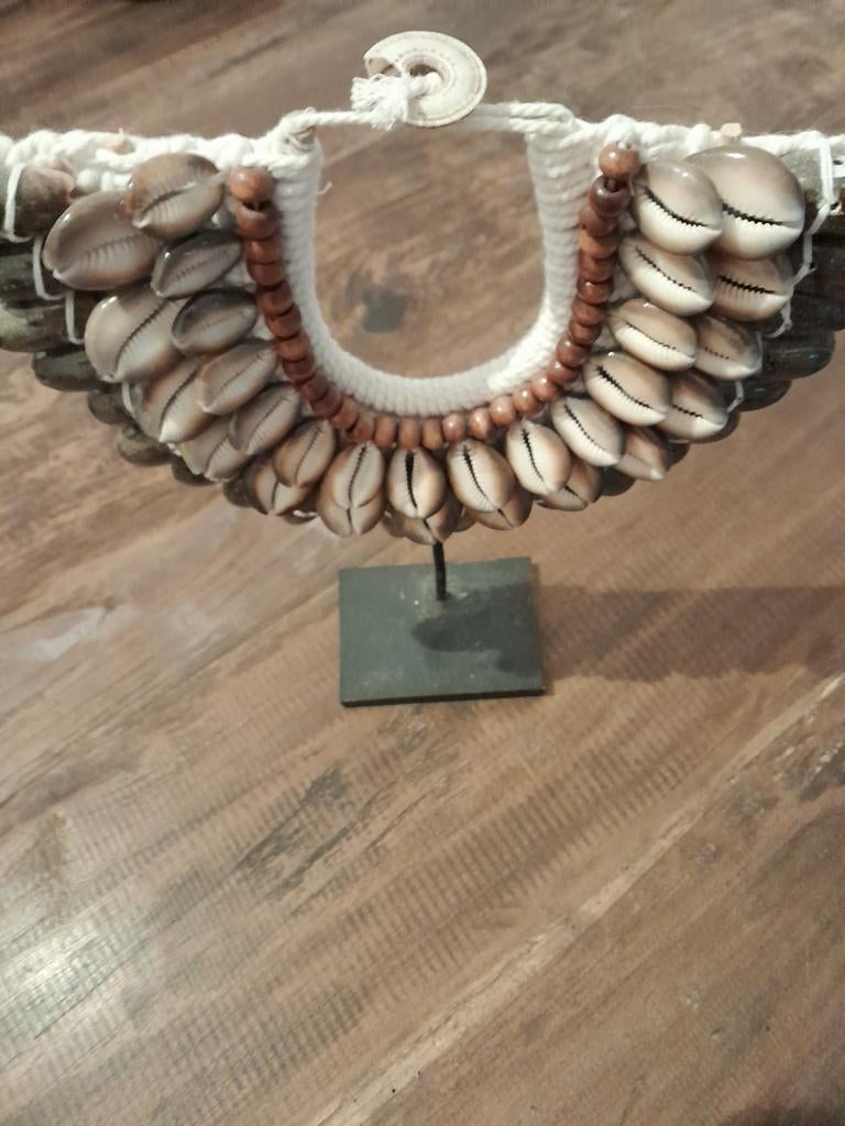 Schelpenornament op statief uit Indonesie, Ophalen of Verzenden