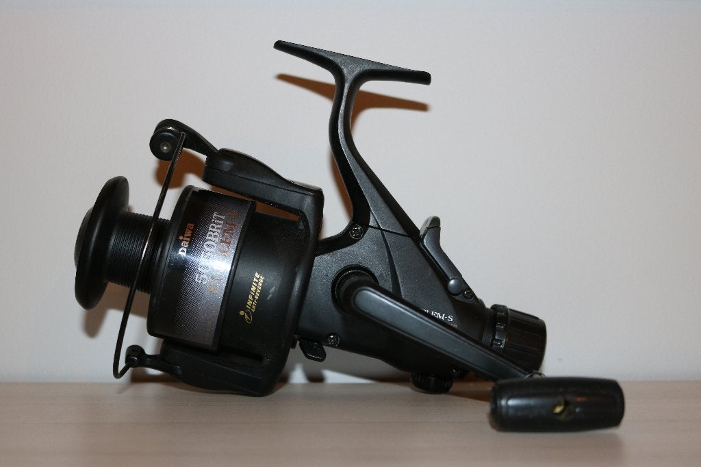 2x Daiwa 5050 BRiT EMBLEM-S baitrunners, Watersport en Boten, Ophalen of Verzenden, Zo goed als nieuw, Molen
