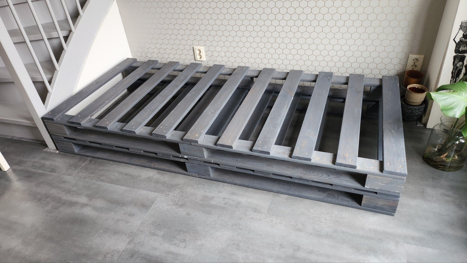 Palletbed/Loungebank van hout (grijs), Ophalen, Modern, Industrieel, Tweepersoons, Zo goed als nieuw