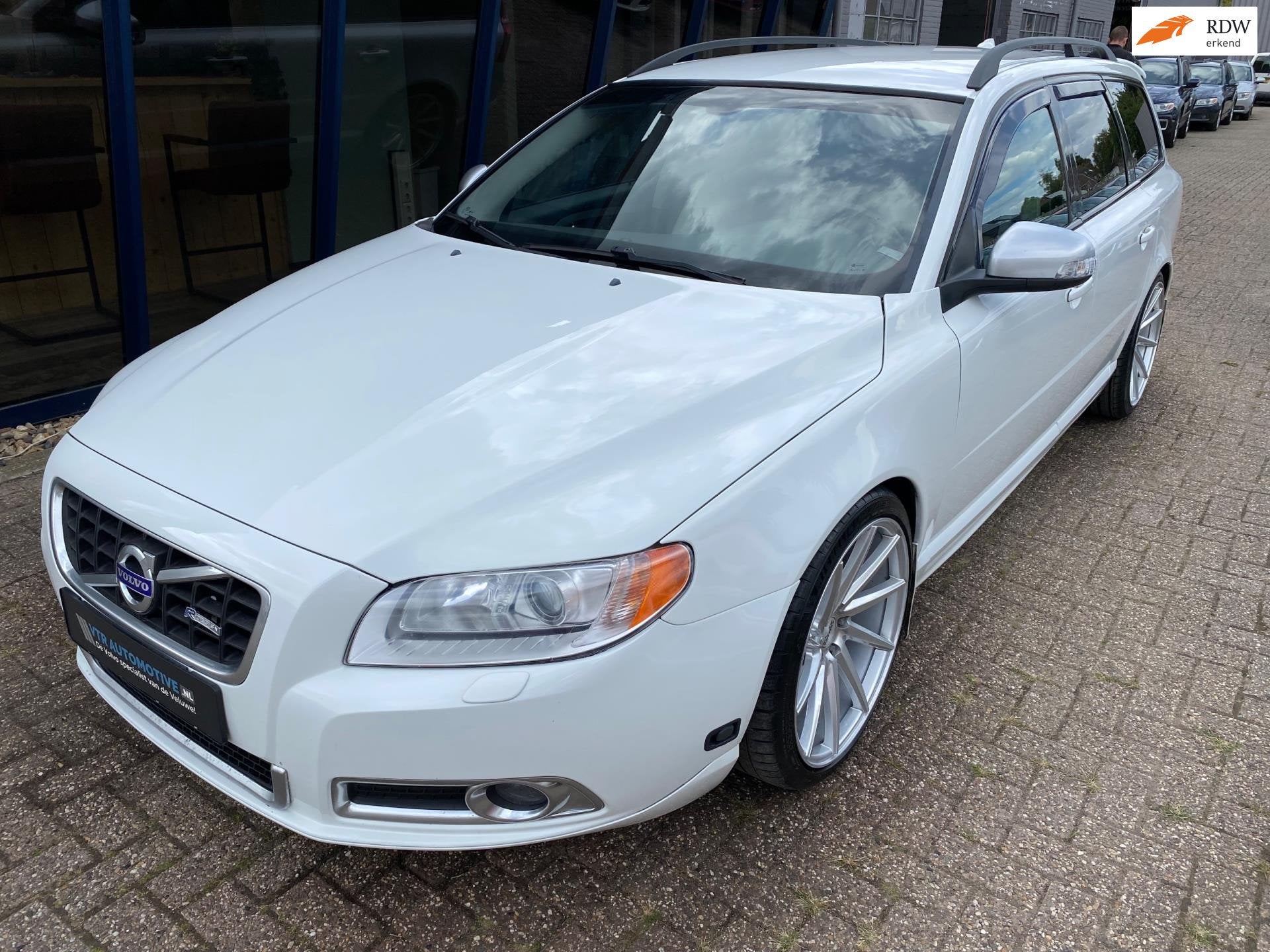 Volvo V70 2.5FT R-Design Automaat 230PK LEER / XENON / 19" V, Gebruikt, Zwart, Automatische klimaatregeling, Onderhoudsboekje