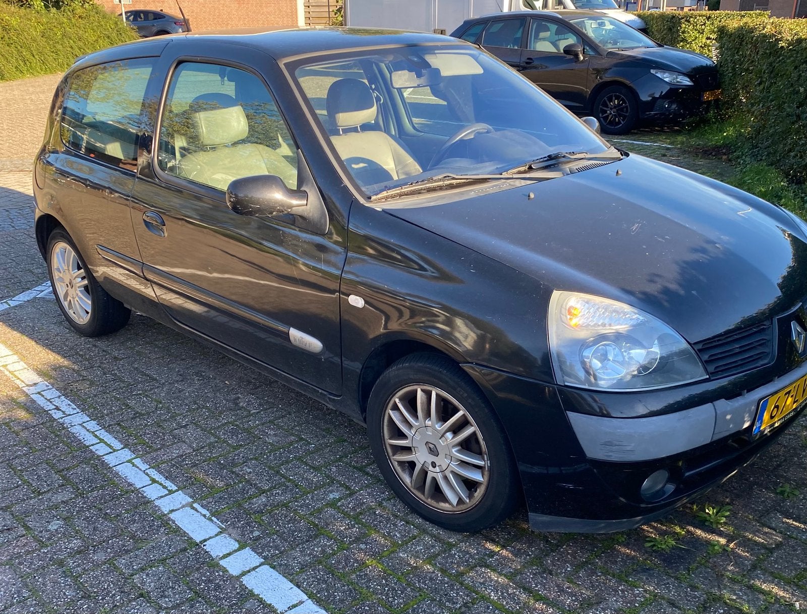 Renault Clio 1.6 16V Init 3DR AUT 2005 2003 Zwart, 40 €/maand, 4 cilinders, 995 kg, Leder en Stof