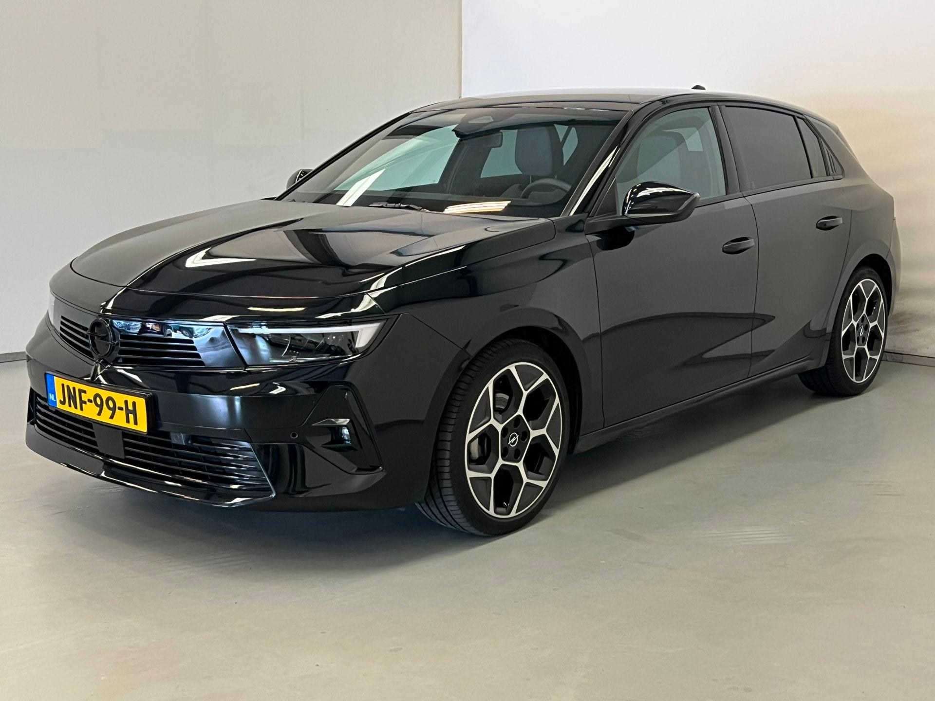 Opel Astra 1.2 Turbo Sport Night Edition / CarPlay / 18" LM, Stof, Gebruikt, 1199 cc, Zwart