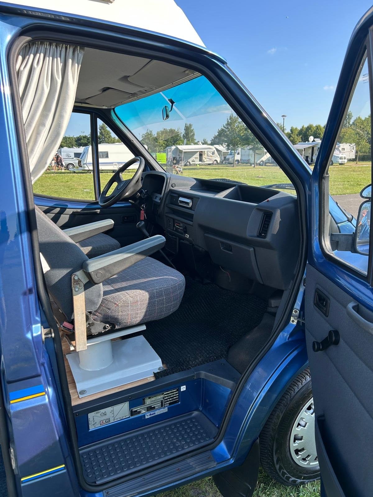 Foto 14 van Ford TRANSIT 80D ORINELE FABRIEKS BUSCAMPER 4 SLAAP PLAATSEN