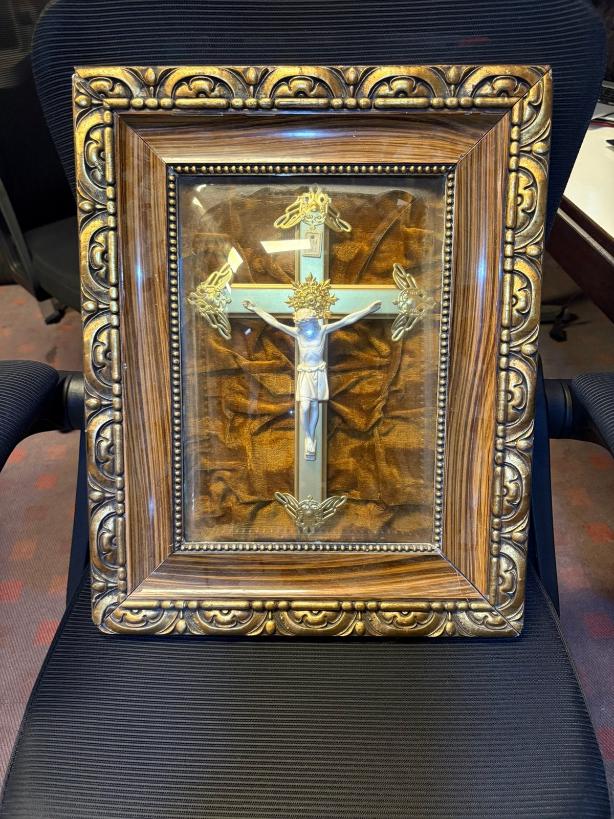 Antieke / vintage crucifix in sierlijst – religieus object, Ophalen
