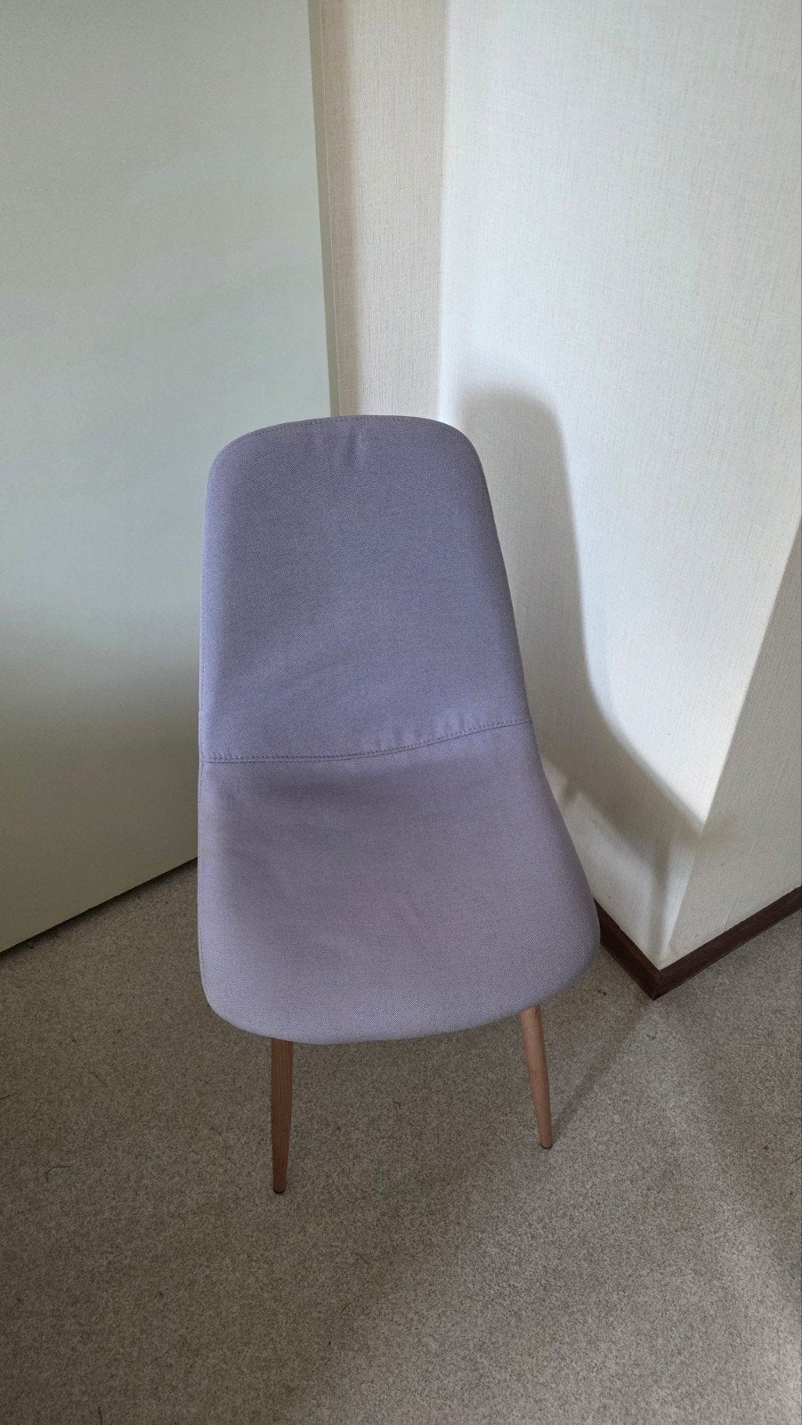 Comfortabele grijze stoel met houten poten, Ophalen, Modern, Scandinavisch, Zo goed als nieuw, Stof