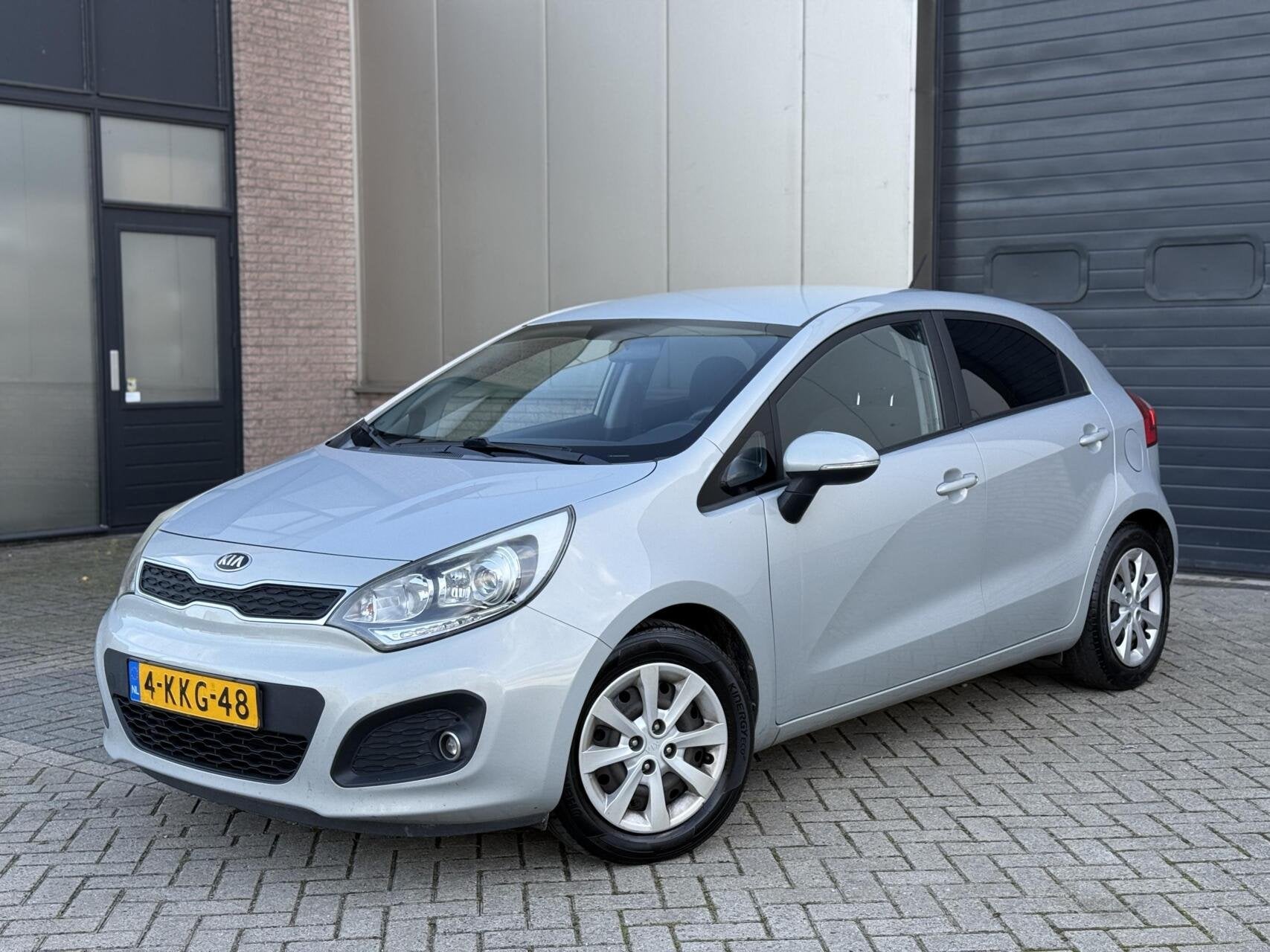 Kia Rio 1.2 CVVT Plus Pack 2013 5-DRS Airco/Navi/BT Vol ondh, Auto's, Euro 5, Beige, Origineel Nederlands, Bedrijf