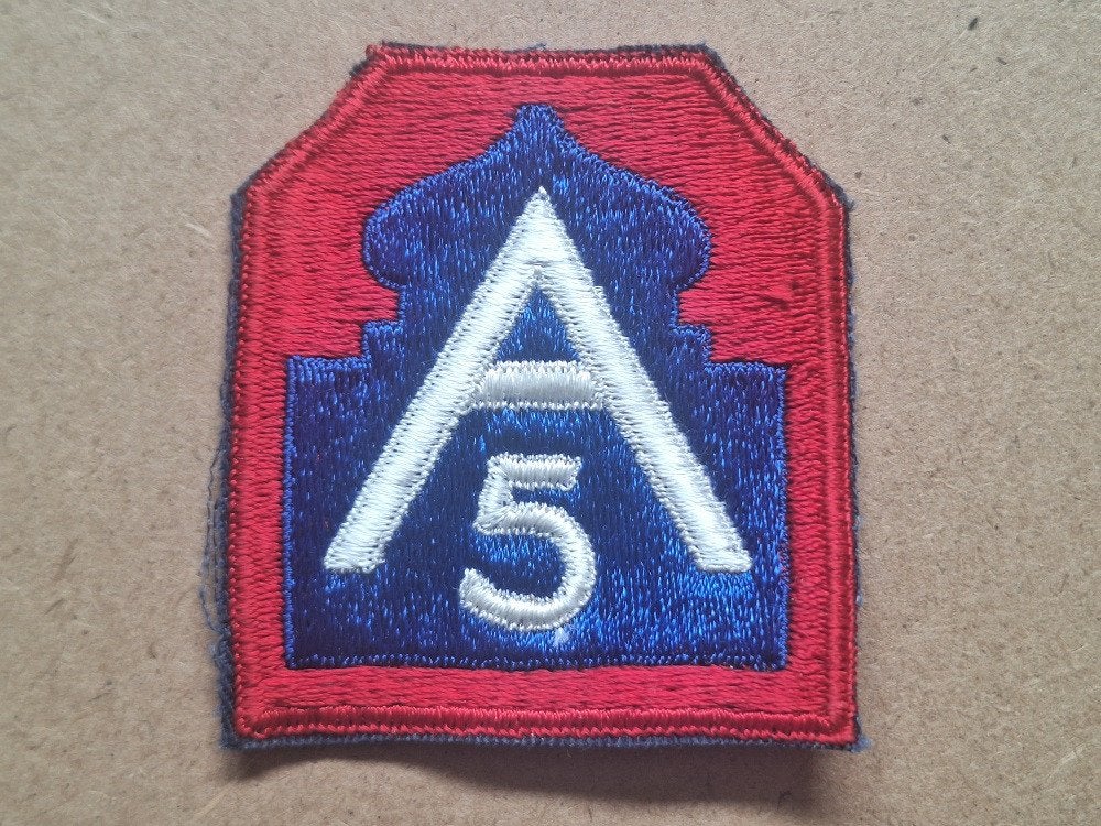 WWII US 5th army patch variant 1, Verzenden, Amerika, Embleem of Badge