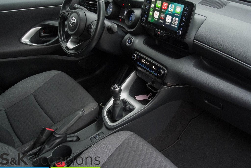 Toyota Yaris 1.5 VVT-i Dynamic PDC ACC Camera Lane Assist, Voorwielaandrijving, Gebruikt, Euro 6, Wit