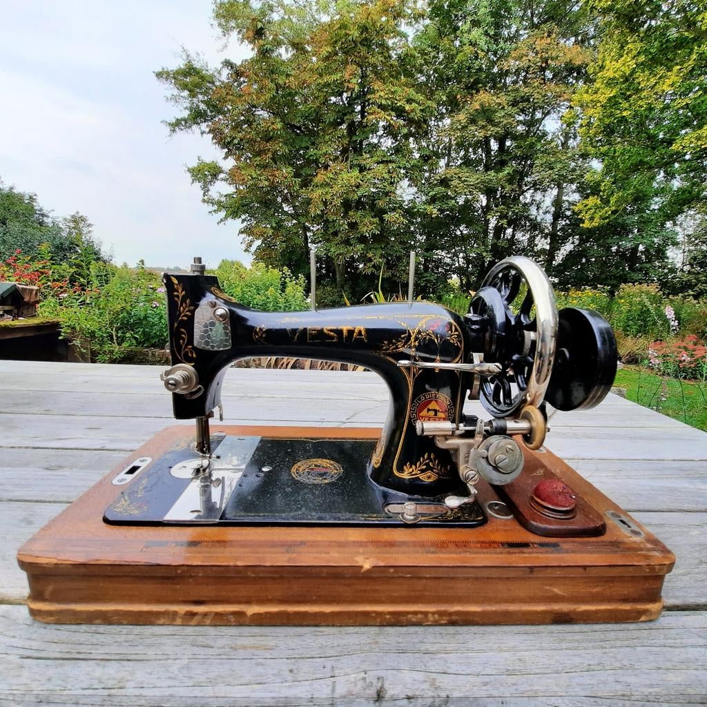 Naaimachine, retro handnaaimachine Vesta met behuizing, Antiek en Kunst, Antiek | Naaimachines, Ophalen of Verzenden