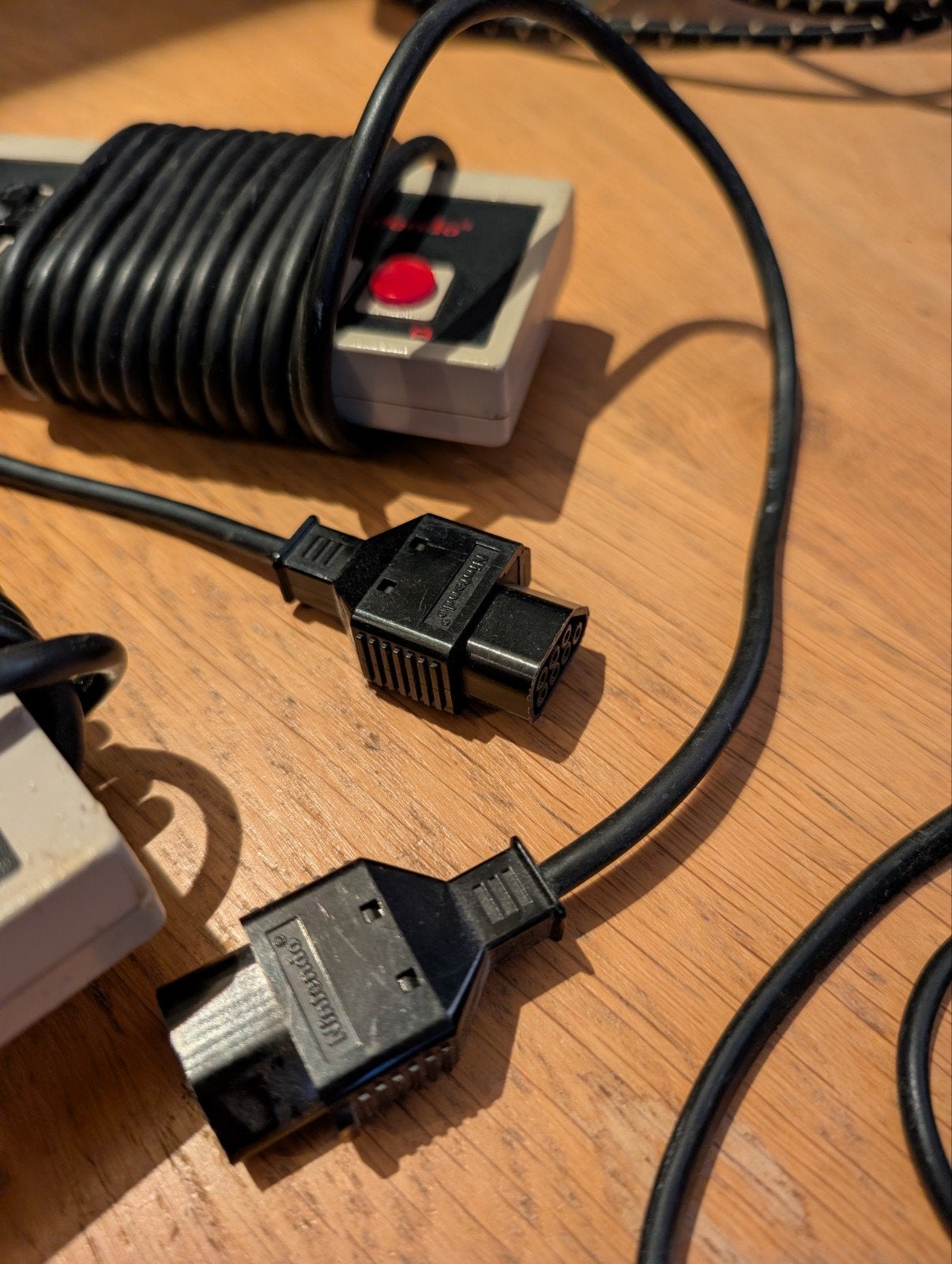 Nintendo 8-bit (NES) 2 controllers en Zapper - Gebruikt, Ophalen, Gebruikt, Met 2 controllers