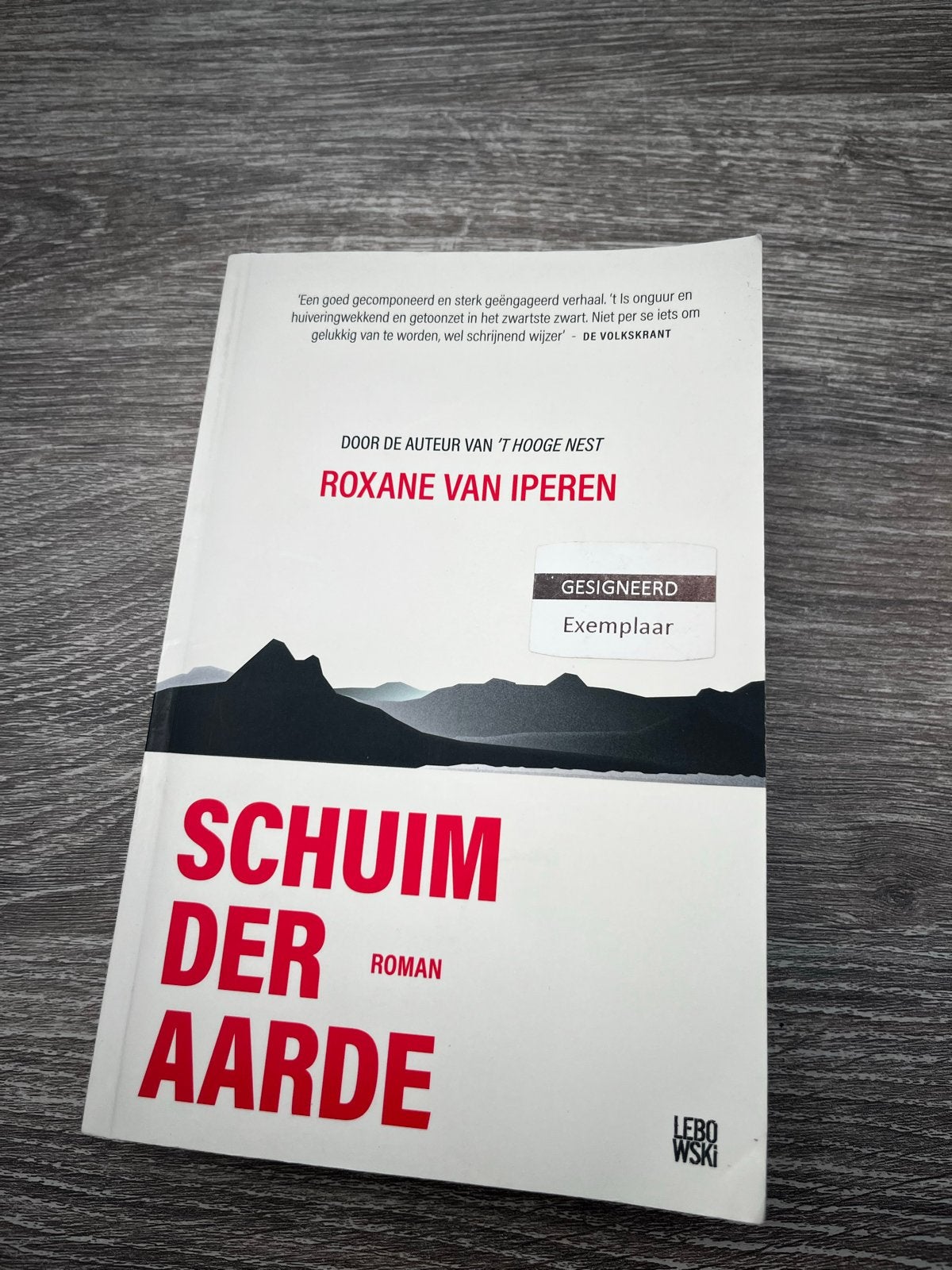 Gesigneerd exemplaar: Schuim der aarde - Roxane van Iperen, Boeken, Ophalen of Verzenden, Gelezen