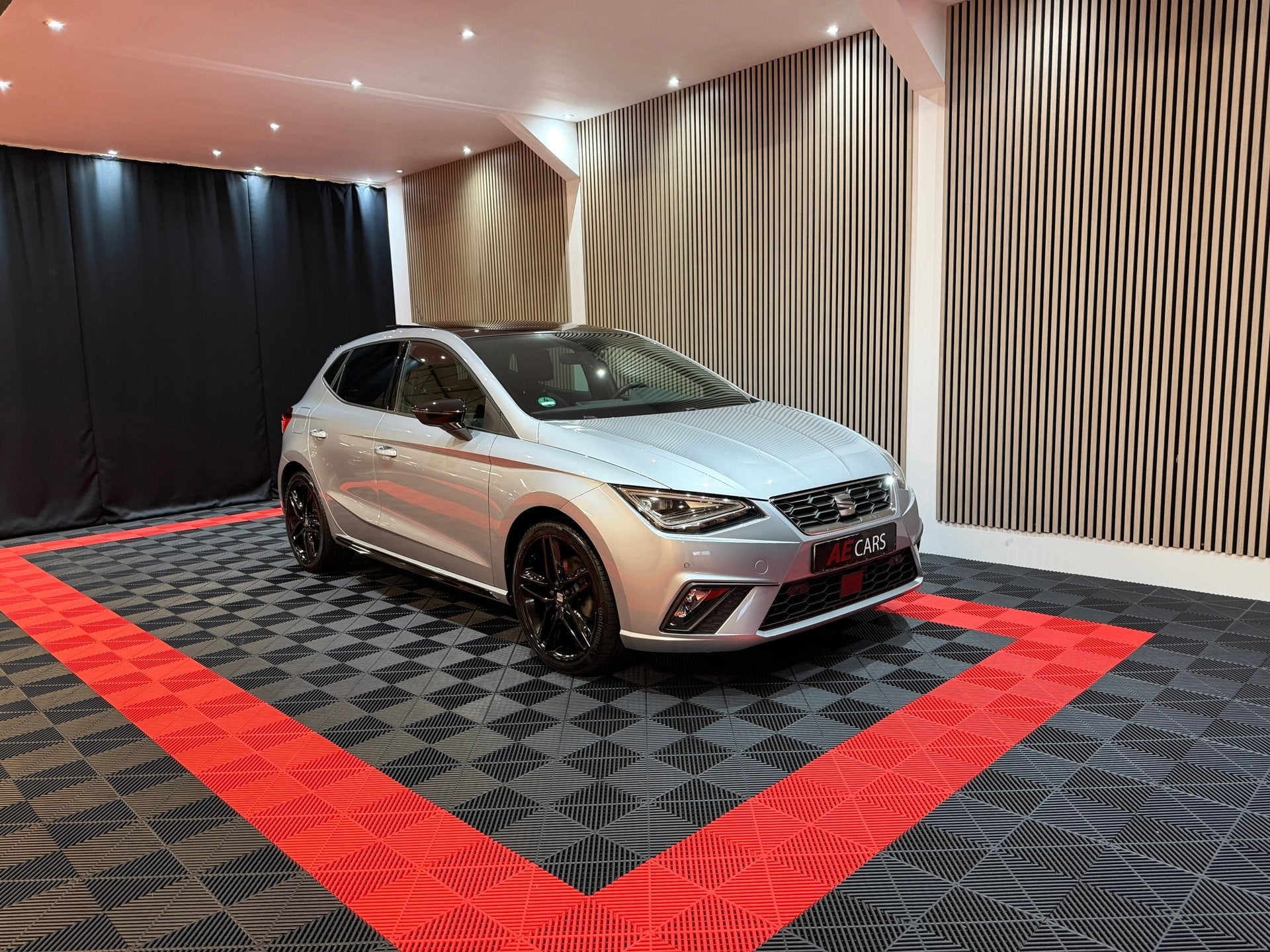 Seat Ibiza 1.5 TSI FR Business Black Line Face lift Pano Cam, Auto's, Dealer onderhouden, Zwart, 4 cilinders, 150 pk