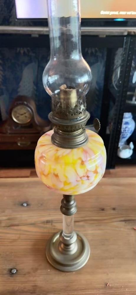 Antieke olielamp met marmeren voet en glazen kap, Ophalen of Verzenden