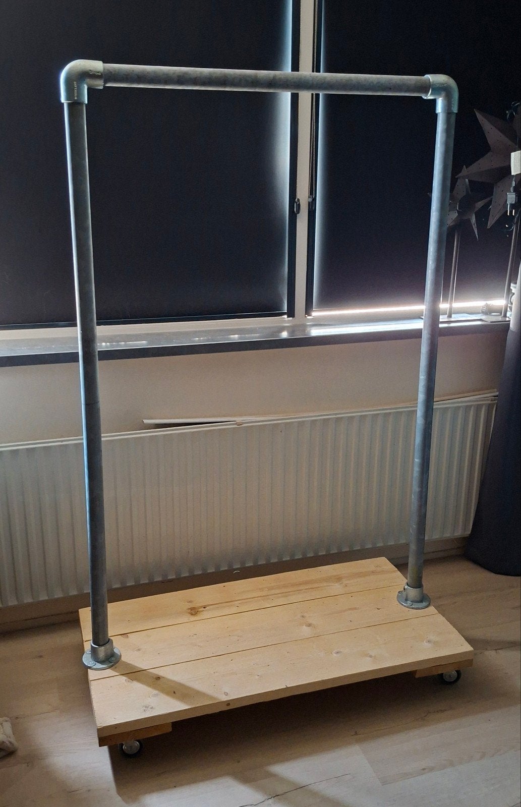 Kledingrek van steigerbuis met houten onderstel, Ophalen, Met wielen, Zo goed als nieuw