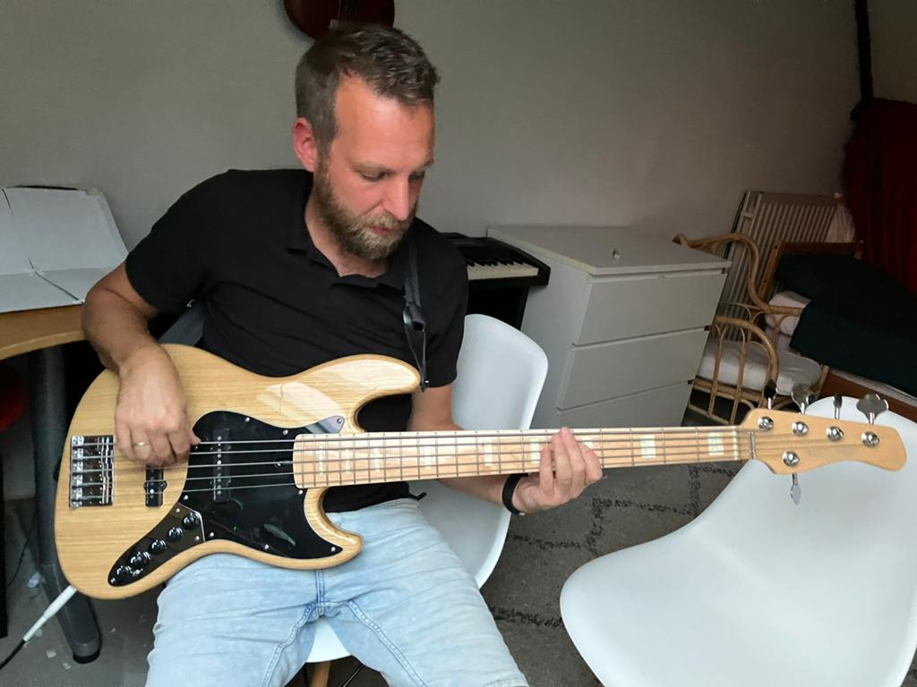 Bassist zoekt: singer-songwriter óf postrock/prog, Contacten en Berichten, Muziek maken en Bandleden
