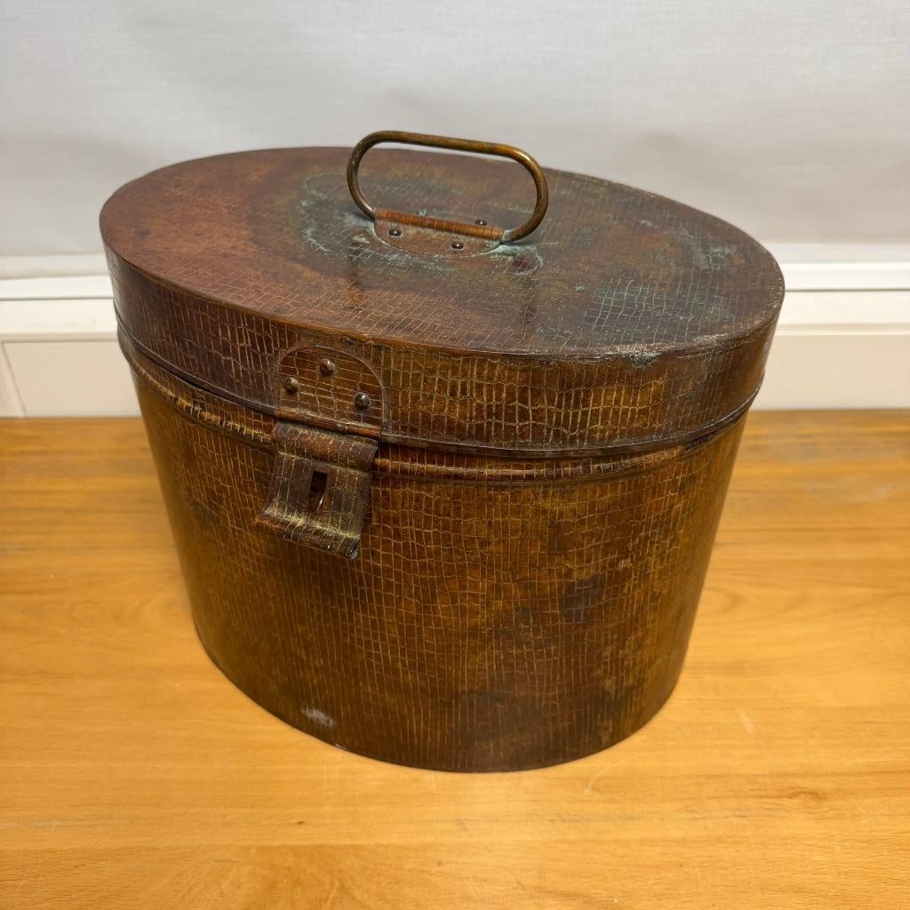 Antieke metalen hoedendoos, Ophalen