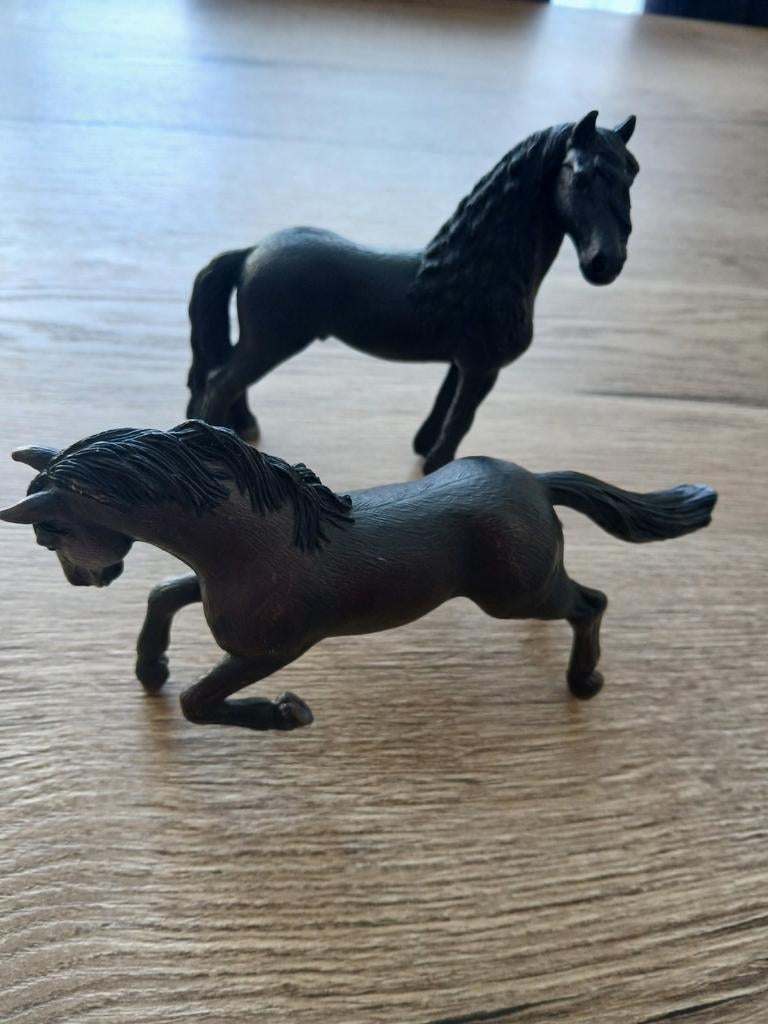 Schleich paard Mustang en een fries - Zwart, Ophalen of Verzenden, Gebruikt, Jongen of Meisje