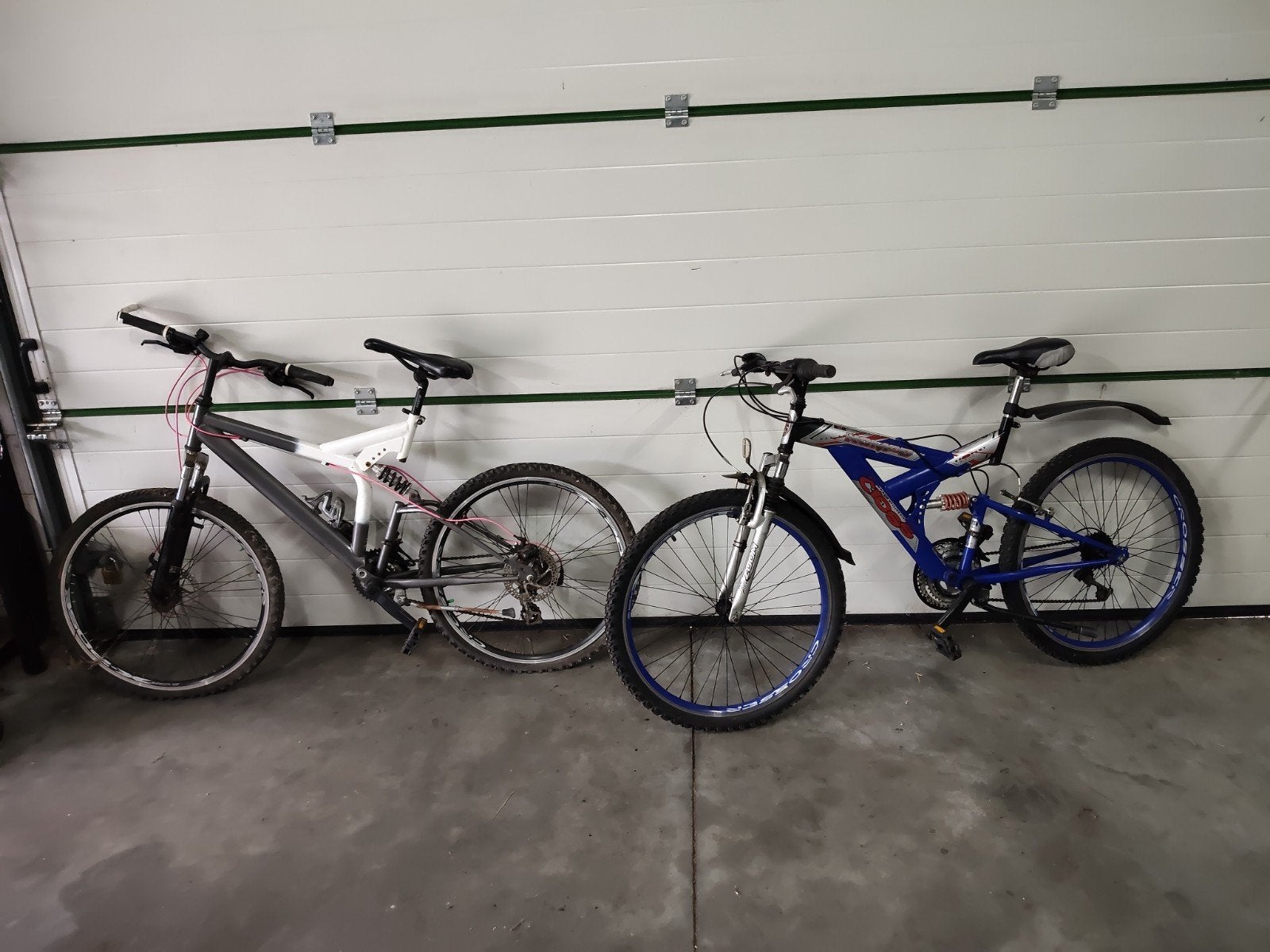 2 Mountainbikes: Blauwe in orde, andere heeft werk nodig, Fietsen en Brommers, Fietsen | Mountainbikes en ATB, Gebruikt, 53 tot 57 cm