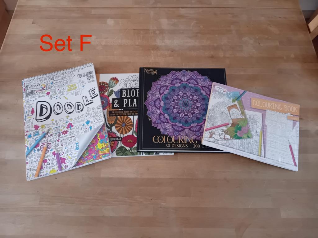 Knutsel set F (kleurboeken), Ophalen of Verzenden, Zo goed als nieuw