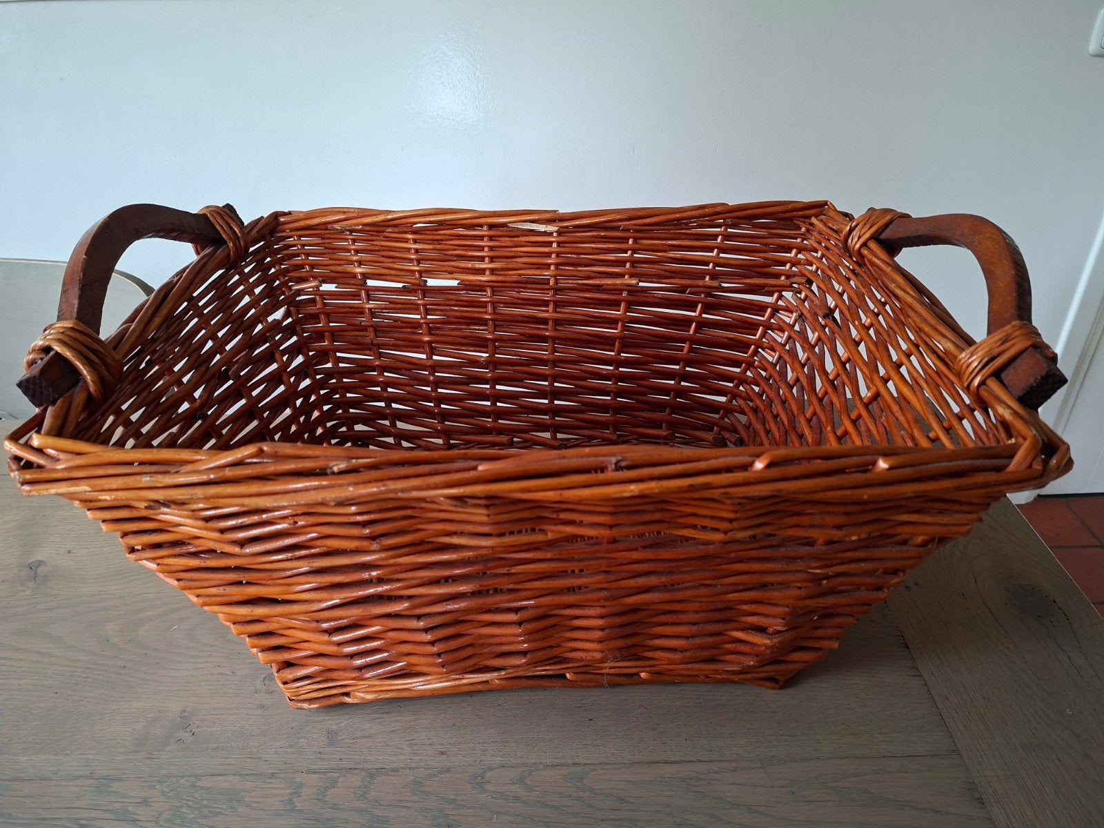 Rieten mand met kleine beschadigingen, Ophalen, Met handvatten, Gebruikt, Mand