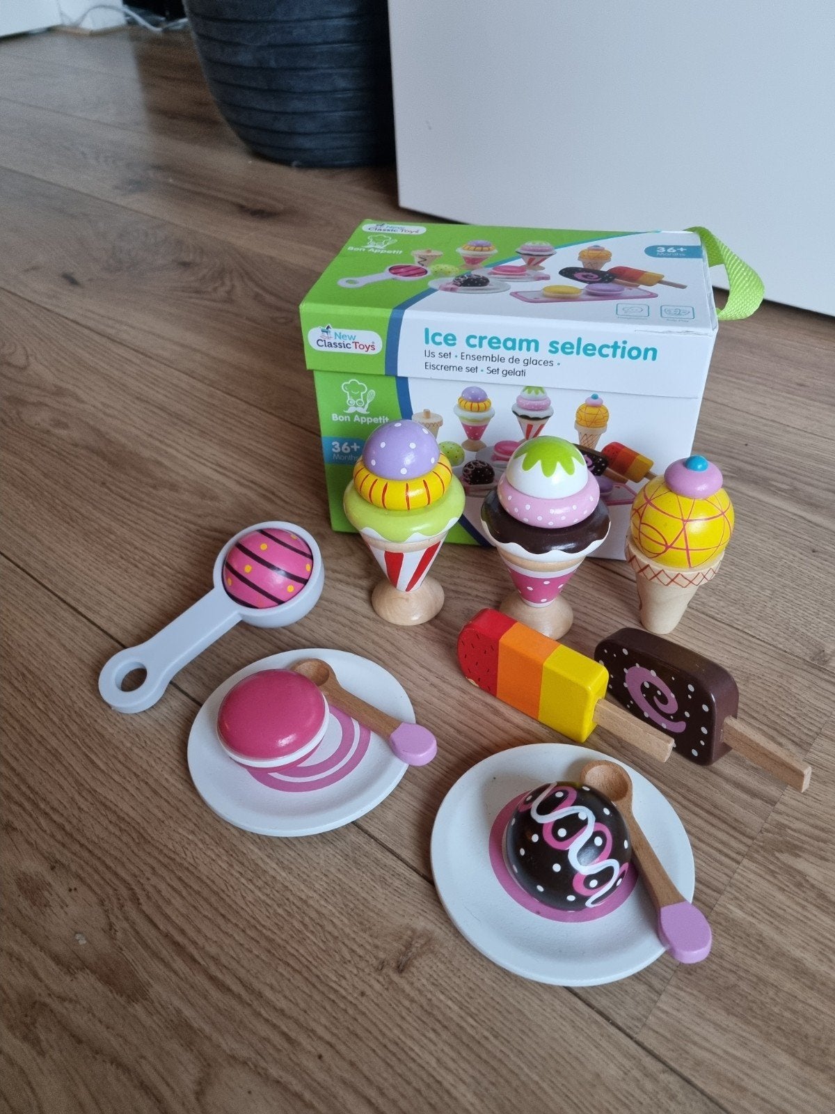 Houten ijscokraam en ijsservies - New Classic Toys, Ophalen of Verzenden, Zo goed als nieuw, Jongen of Meisje