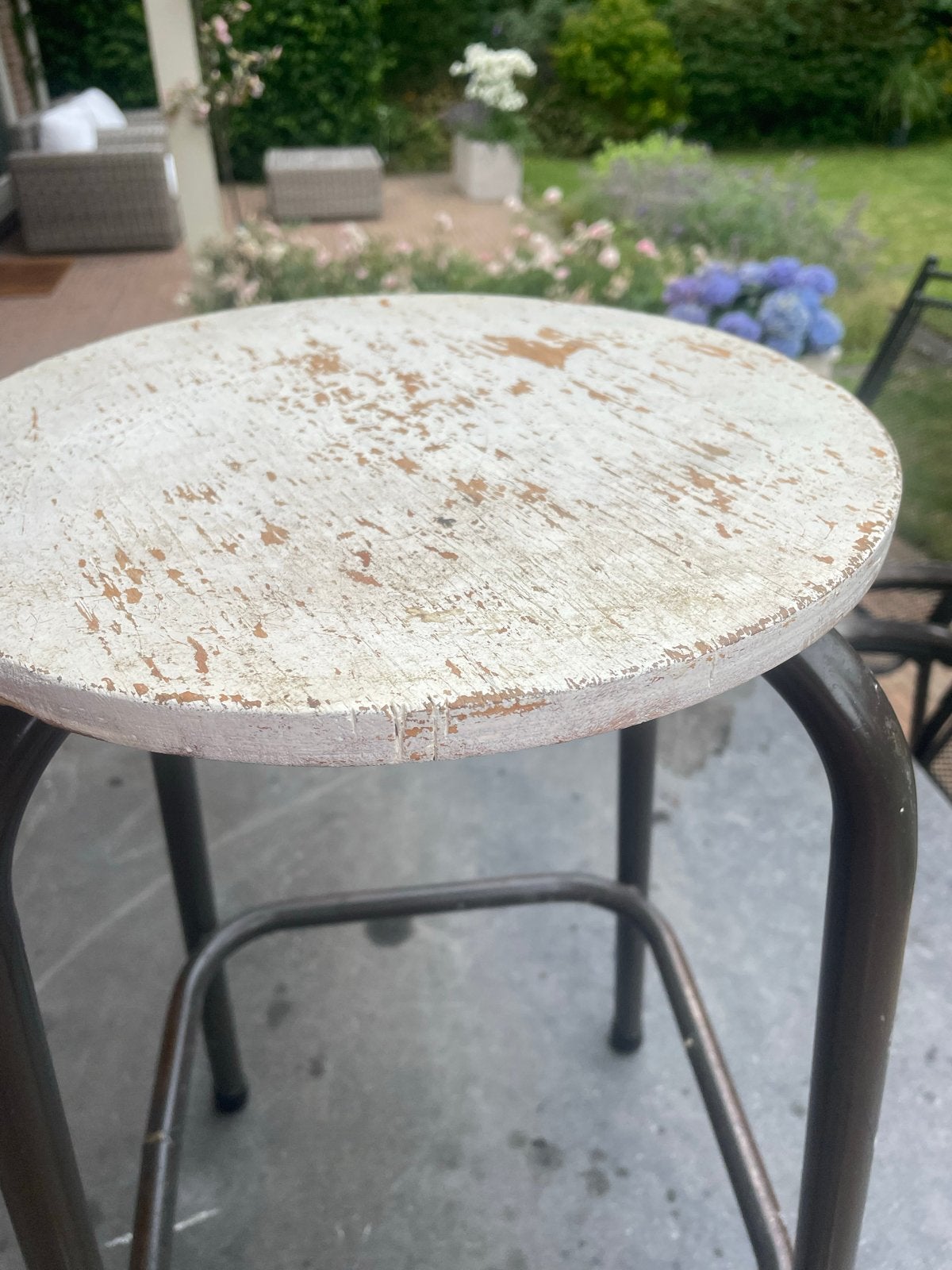 Vintage kruk met houten zitting en metalen frame, Antiek en Kunst, Ophalen