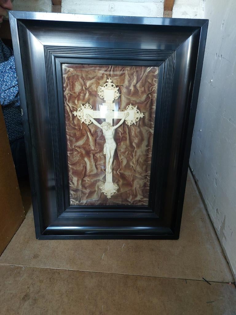 Antiek Kruisbeeld in lijst met bol glas, Ophalen