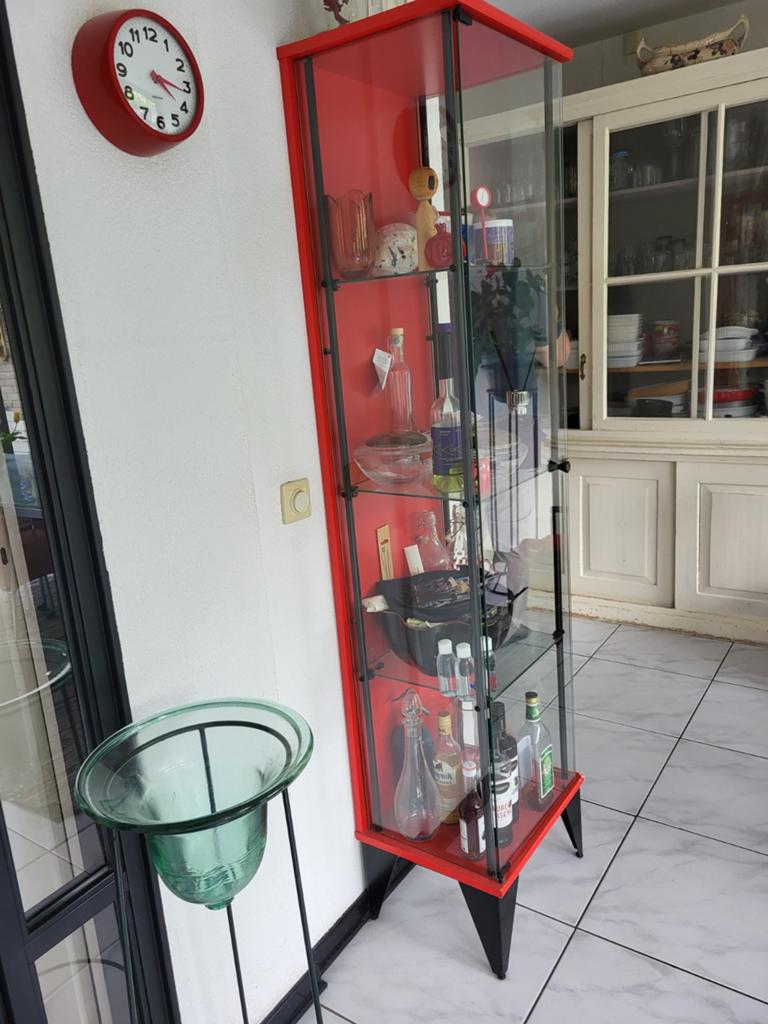 Rode vitrinekast met glazen planken en lichte beschadiging, Ophalen of Verzenden