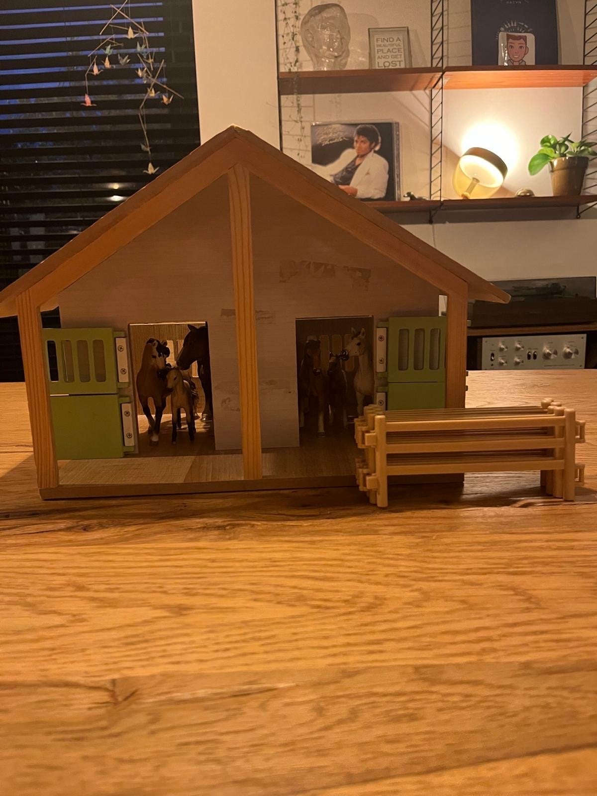 Houten paardenstal met 6 Schleich paarden, Ophalen, Gebruikt, Jongen of Meisje