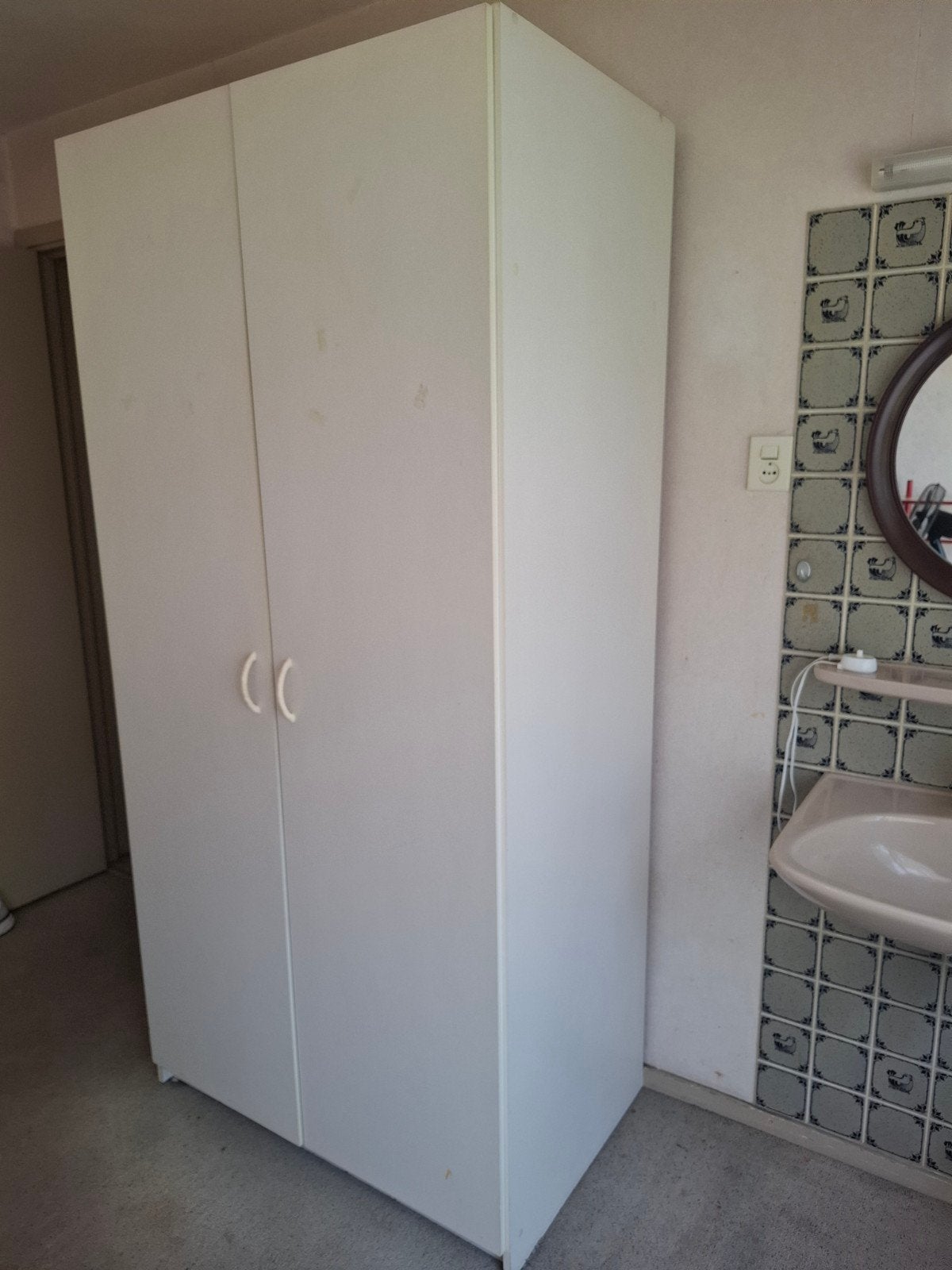 Witte kledingkast met twee deuren, Huis en Inrichting, Kasten | Kledingkasten, Gebruikt, 150 tot 200 cm, 50 tot 100 cm, 25 tot 50 cm