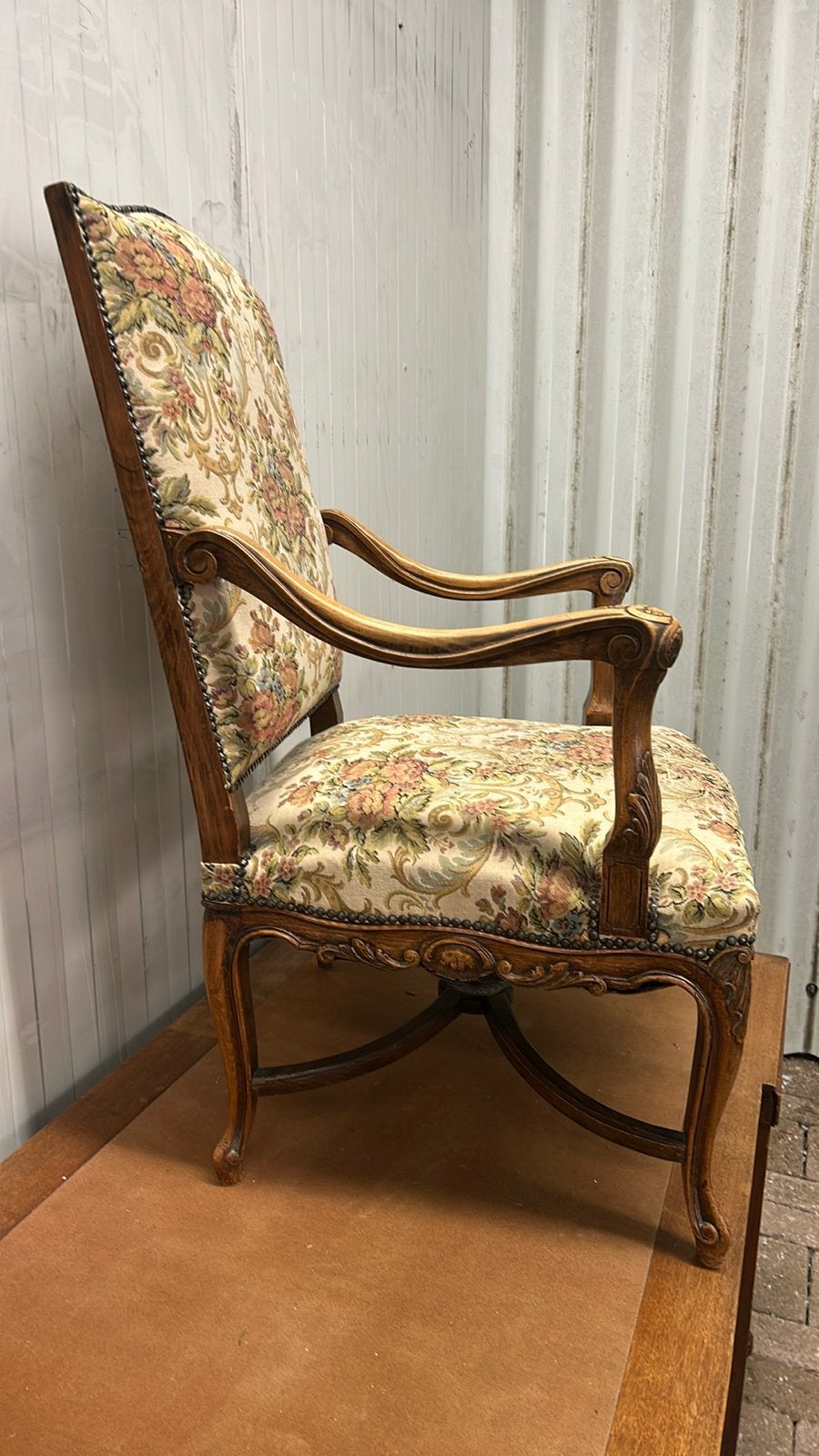Antieke fauteuil met bloemenpatroon, Ophalen