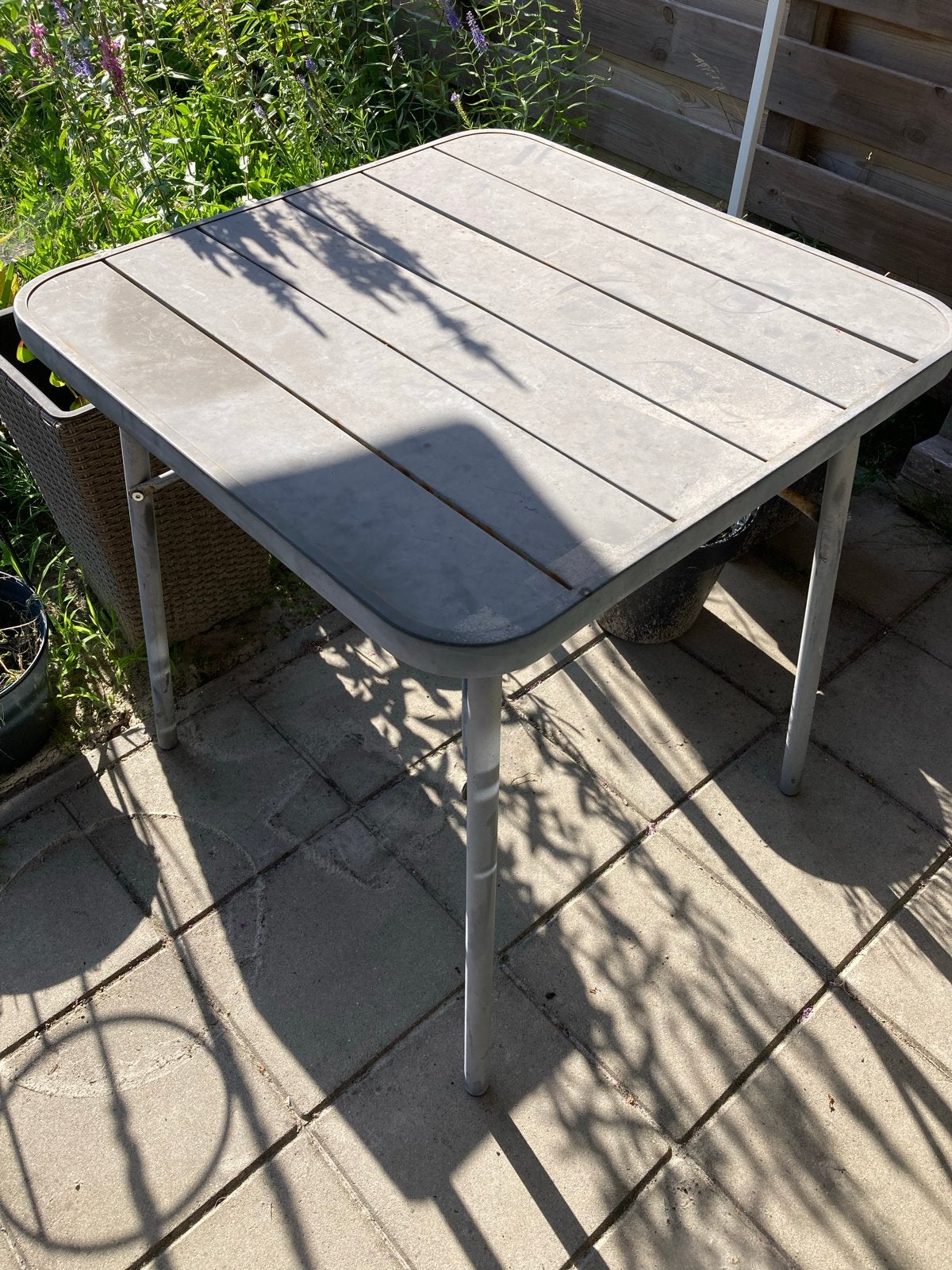 Gratis Veroeste Tuintafel 70x70cm, Ophalen, Gebruikt, Vierkant, Metaal