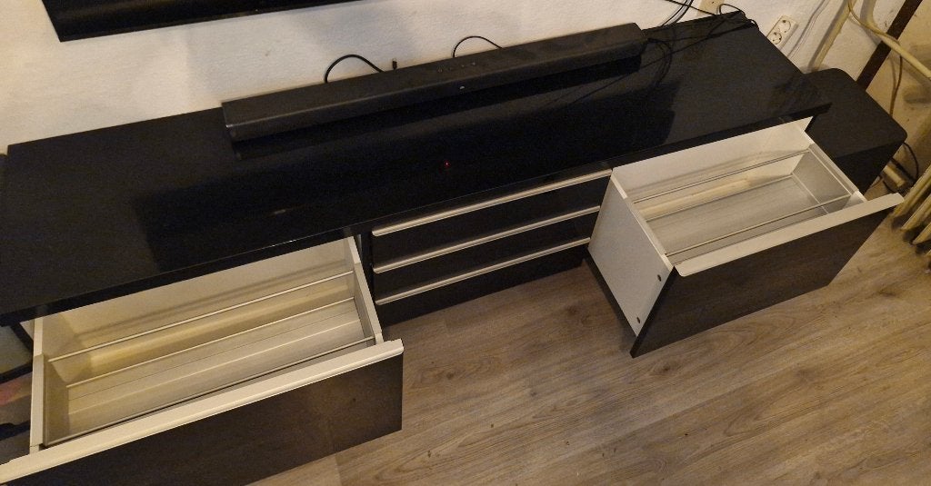 Zwart zwevend TV-meubel met veel opbergruimte, Huis en Inrichting, Kasten | Wandmeubels, Ophalen, Zo goed als nieuw, Minder dan 150 cm