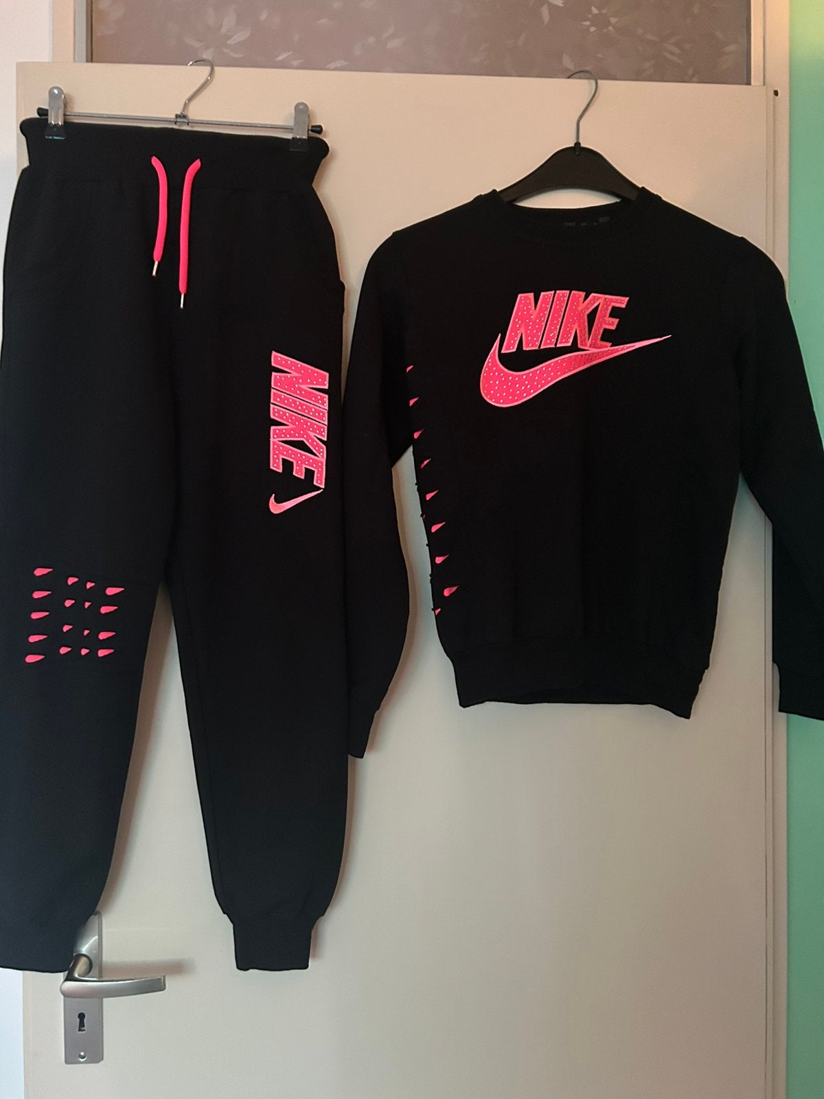 Nike trainingspak zwart met roze, Ophalen, Zo goed als nieuw, Meisje