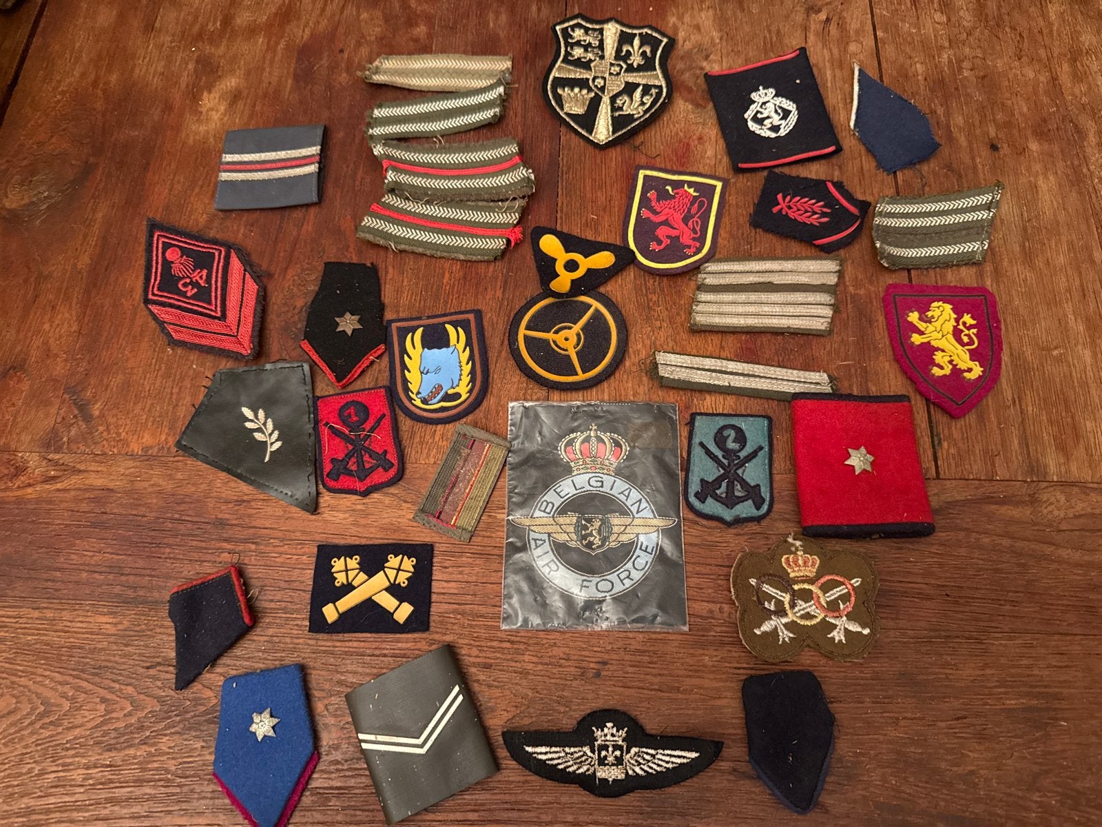 Verzameling militaire emblemen en insignes van ww2-1990, Ophalen of Verzenden, Overige soorten, Overige gebieden, Embleem of Badge