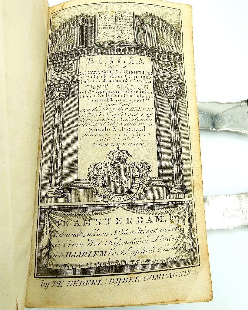Bijbel met zilveren sloten met bijbelse voorstellingen, 1818, Antiek en Kunst, Antiek | Boeken en Bijbels, Verzenden, Bijbel