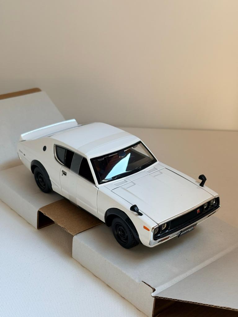 Maisto 1:24 1973 Nissan Skyline 2000GT-R (KPGC110) Nieuw, Maisto, Auto, Nieuw, Ophalen of Verzenden