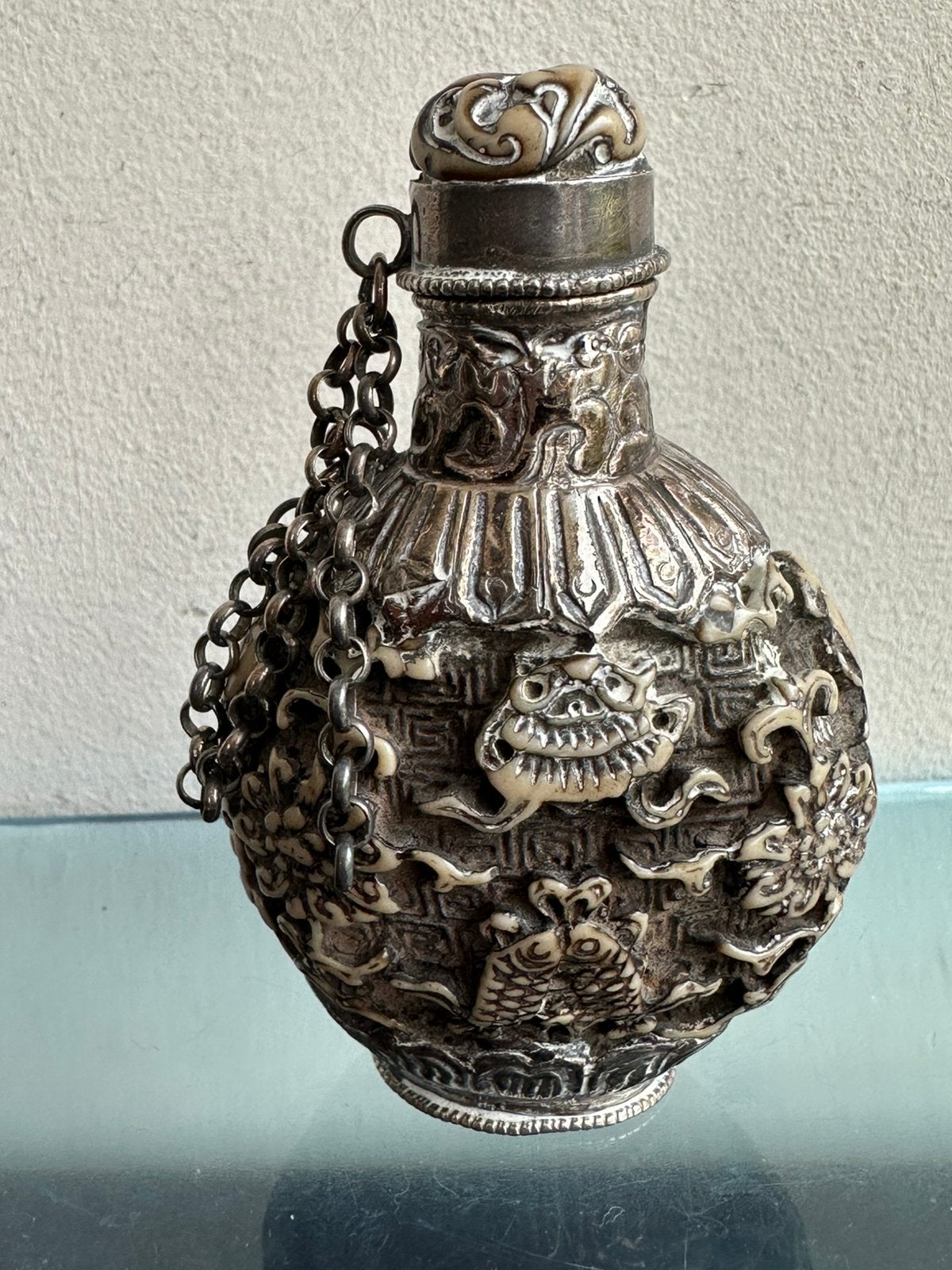 Chinees Resin Snuifflesje met zilver verzilverd ? elementen, Antiek en Kunst, Ophalen of Verzenden