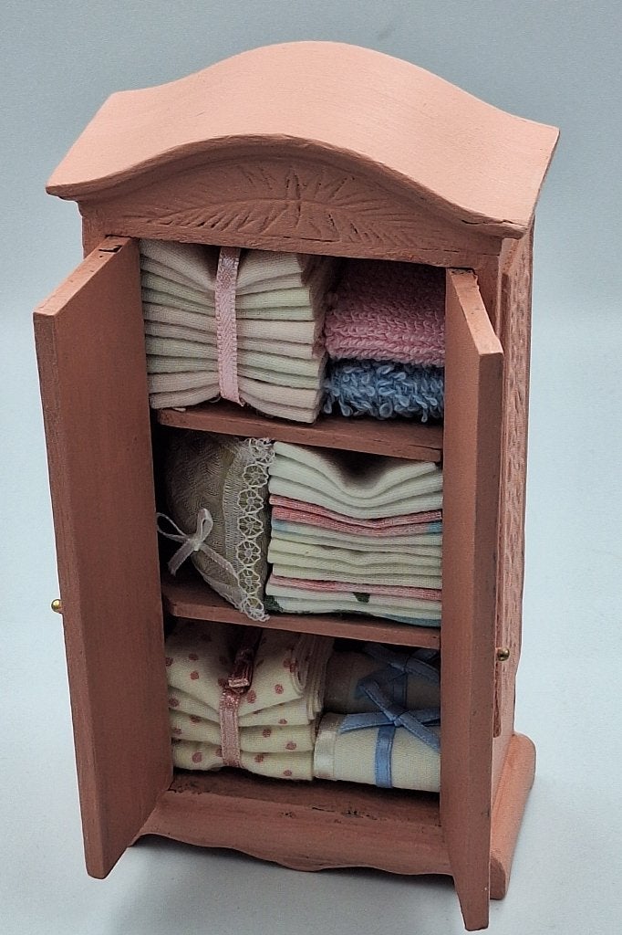 Slaapkamerkast, roze met inhoud voor het poppenhuis, Ophalen of Verzenden, Gebruikt, Poppenhuis