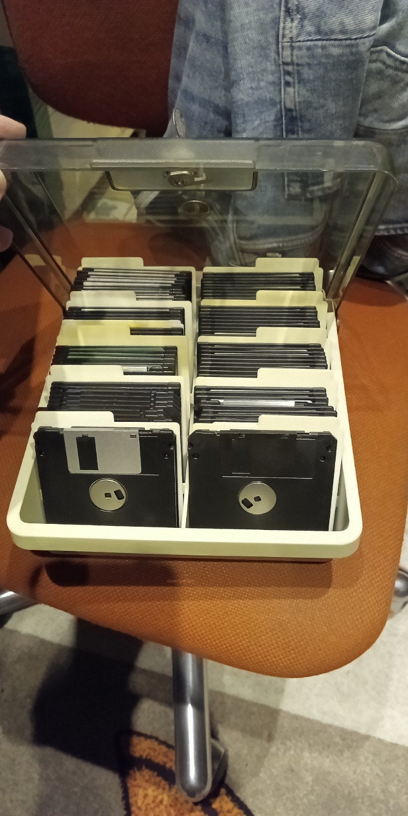 Afsluitbare verzamelbak voor floppies diskettes Storag, Computers en Software, Ophalen of Verzenden