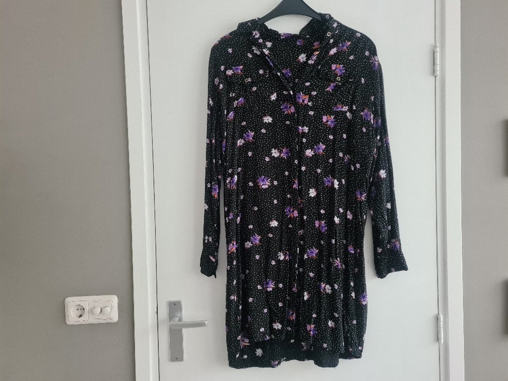 Een leuke polkadot overhemdjurk met bloemen maat 44/46, Kleding | Dames, Zwart, Maat 42/44 (L), Ophalen of Verzenden, Zo goed als nieuw