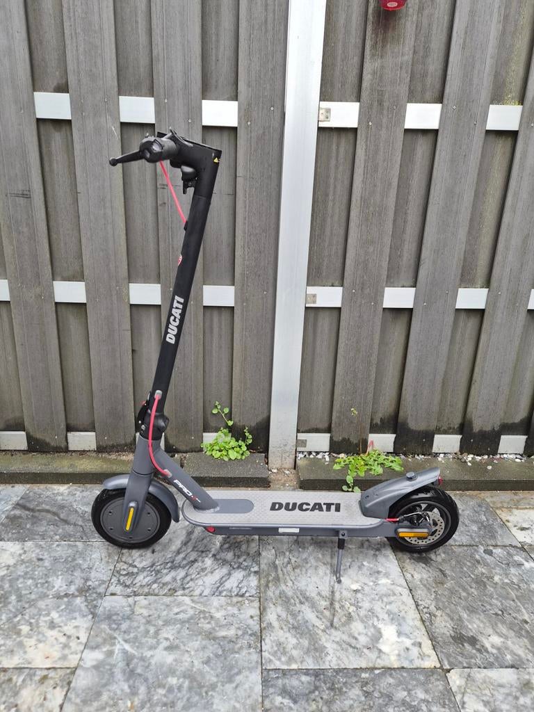 Elektrische step ducati met oplader en app!, Ophalen, Zo goed als nieuw, Elektrische step (E-scooter)
