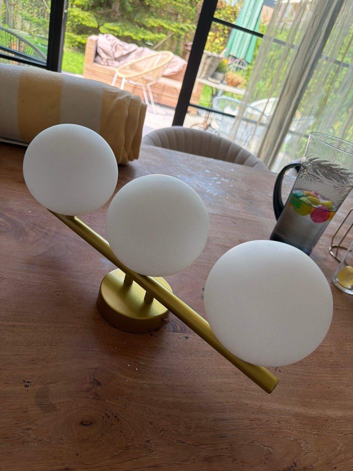 Moderne gouden wandlamp met 3 glazen bollen, Ophalen, Zo goed als nieuw