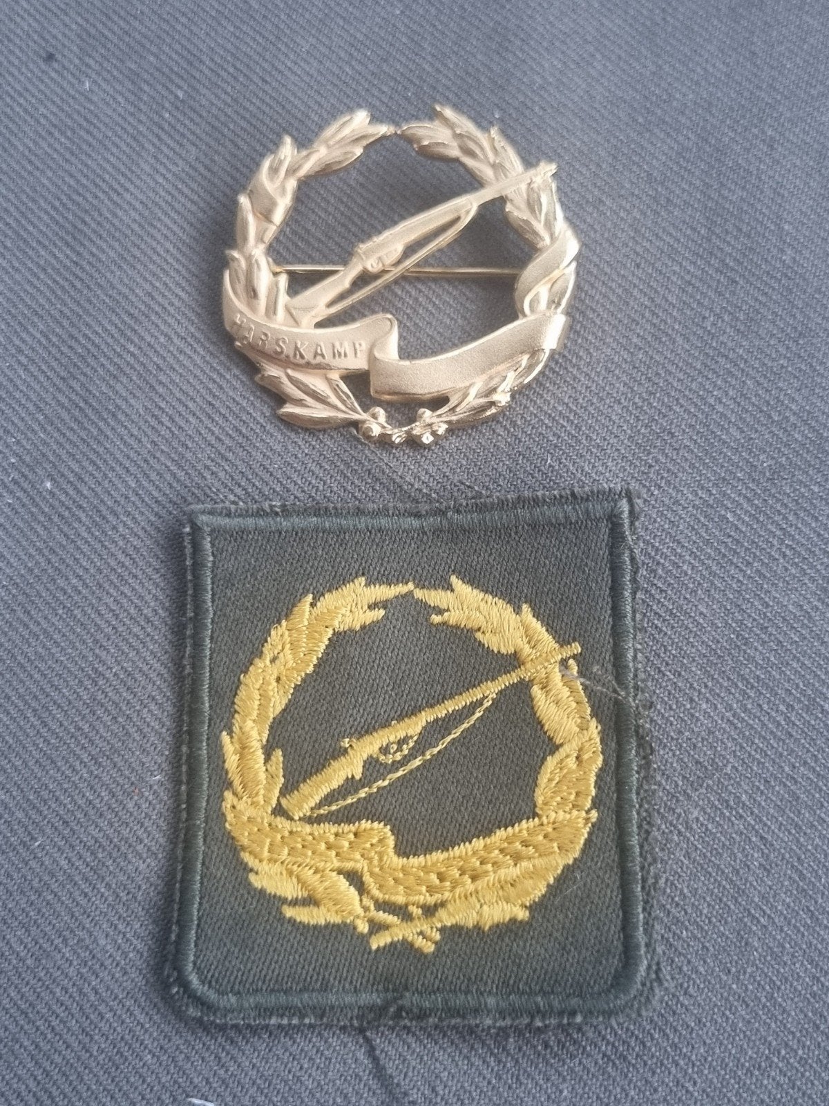 Speld en patch schietwedstrijden Harskamp goud, Verzamelen, Ophalen of Verzenden, Landmacht, Nederland, Embleem of Badge