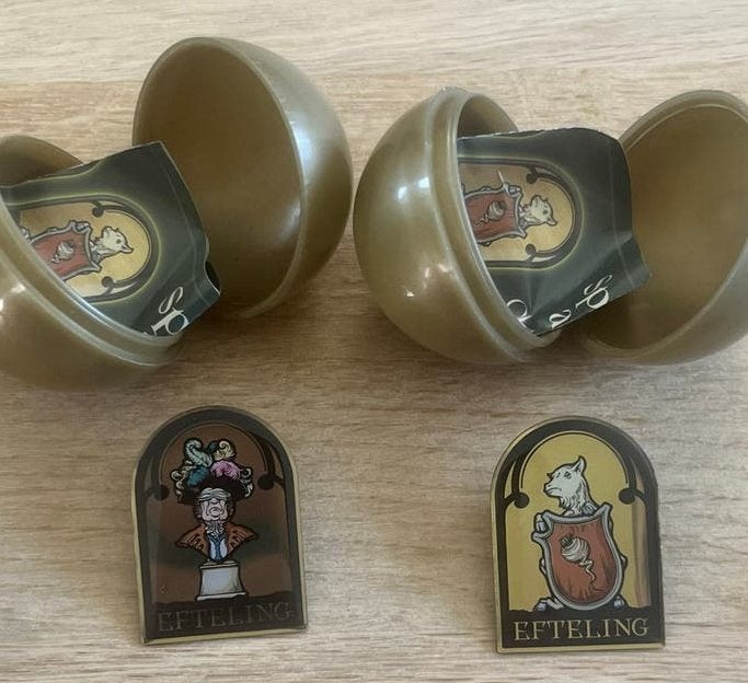 Efteling smidje Pins in verrassingsei - 2 stuks - serie 9, Verzamelen, Efteling, Nieuw, Ophalen of Verzenden, Nvt, Button of Speldje