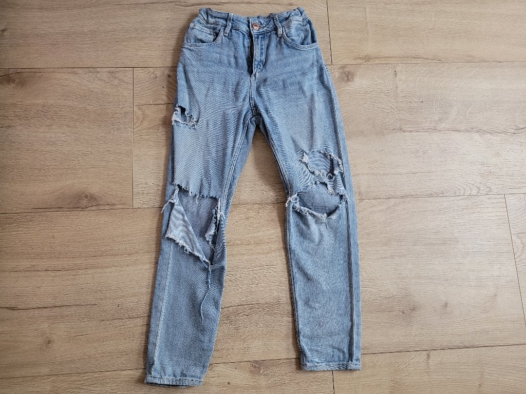 H&M lichtblauwe ripped spijkerbroek maat 134 ~ SJ2019, Kinderen en Baby's, Kinderkleding | Maat 134, Broek, Gebruikt, Meisje, H&M
