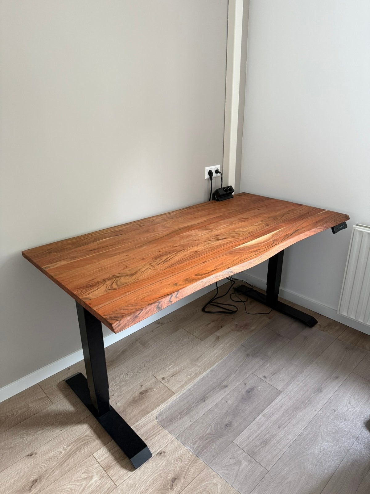 Elektrische verstelbaar zit-sta bureau, Ophalen, Zit-sta bureau, Hout, Bruin